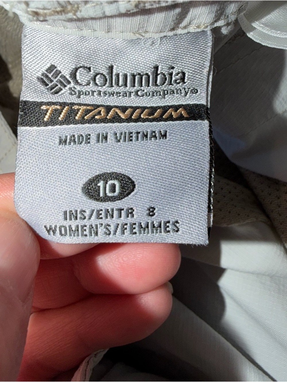 Columbia Titanium Women’s 10 Shorts Khaki Nylon 8.5" Hiking Gorpcore Packable - Picture 9 of 10